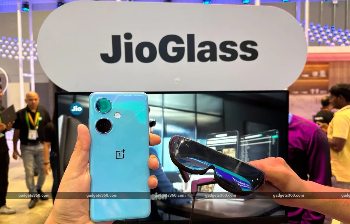 jioglass-showcased-by-jio-at-imc-2023,-to-launch-in-india-soon