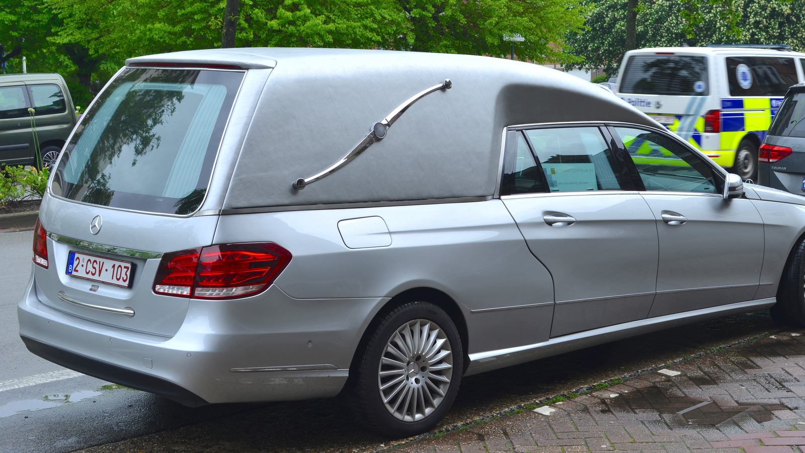 the-real-reason-hearses-have-this-decoration-instead-of-windows-on-the-back-–-grunge