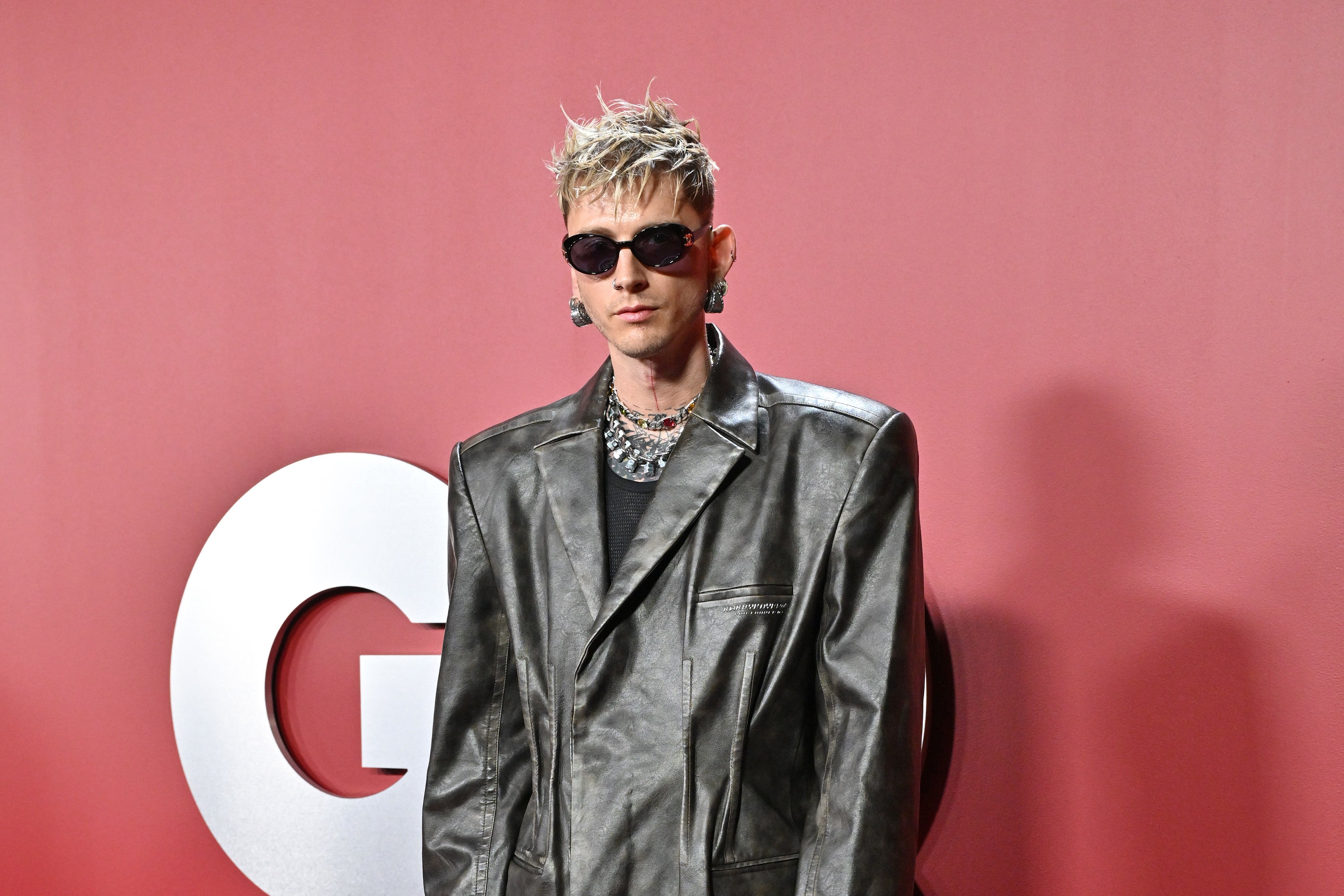 machine-gun-kelly's-pantashoes-at-the-gq-men-of-the-year-awards-have-to-been-seen