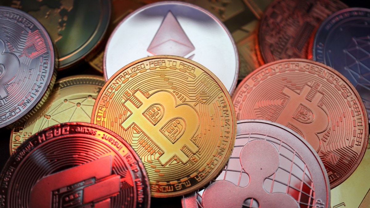 crypto-market-eyes-interest-rates,-bitcoin-etfs-in-2024-after-recovery