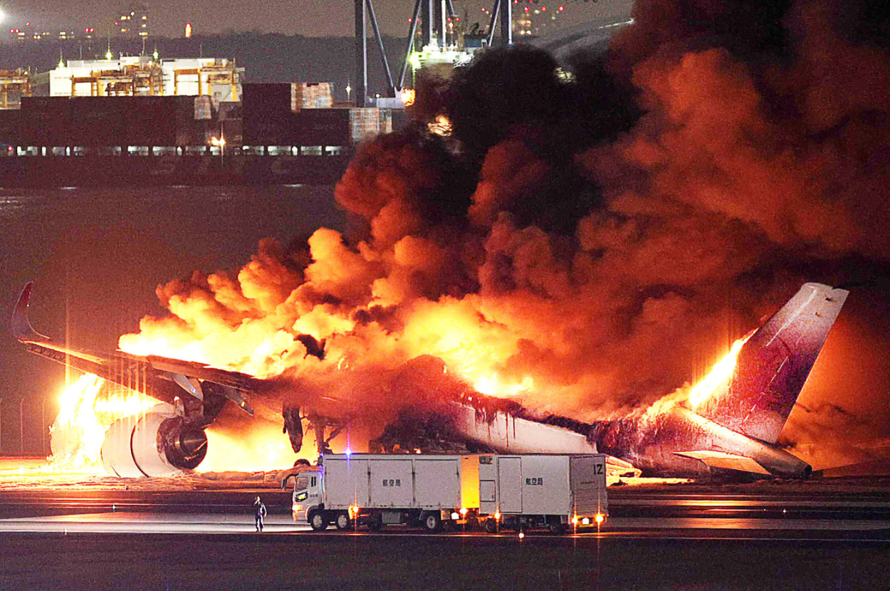 video-of-a-japan-airlines-flight-landing-while-on-fire-is-going-viral,-and-all-379-passengers-survived