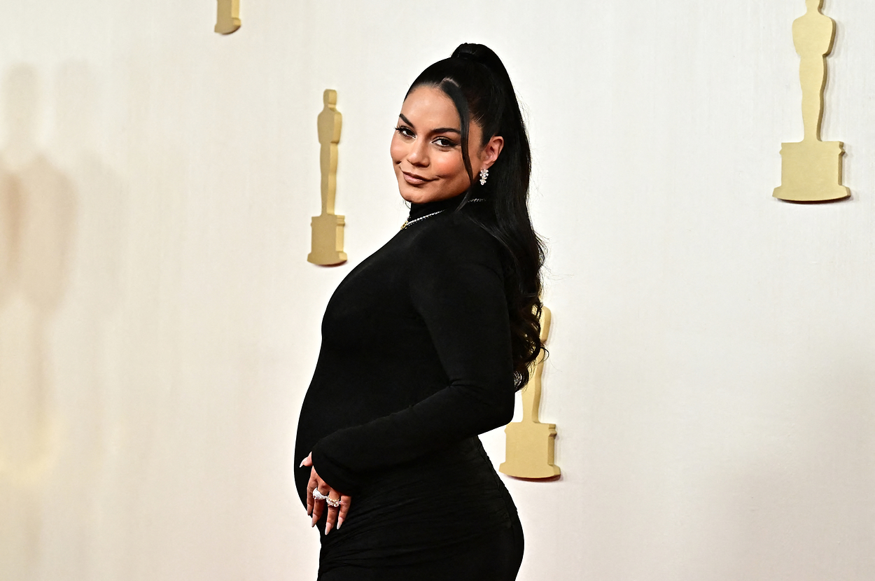 vanessa-hudgens-revealed-that-she's-pregnant-and-showed-off-her-baby-bump-on-the-2024-oscars-red-carpet