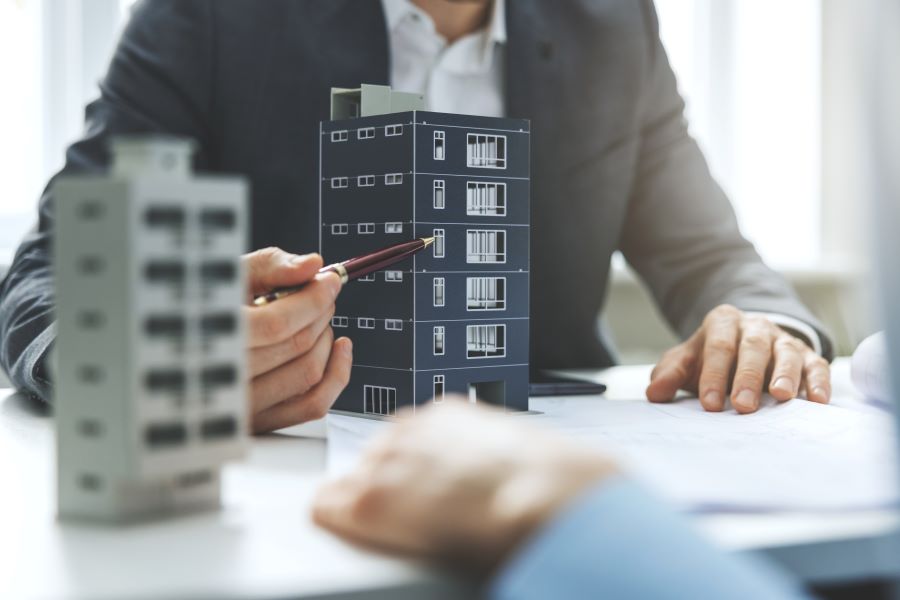 how-to-invest-in-commercial-real-estate:-a-beginner’s-guide