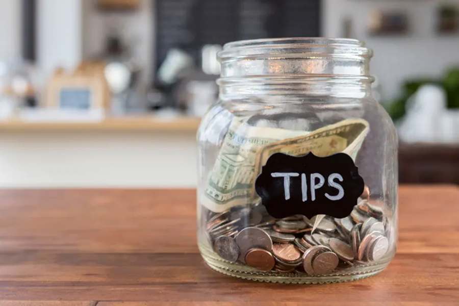 tipped-minimum-wage:-what-it-is-&-rates-by-state
