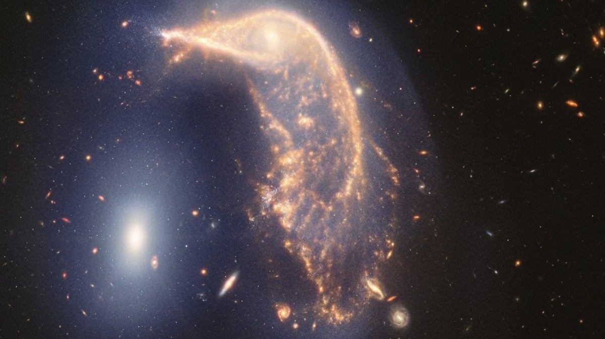 webb-telescope-reveals-a-haze-joining-the-penguin-and-egg-galaxies