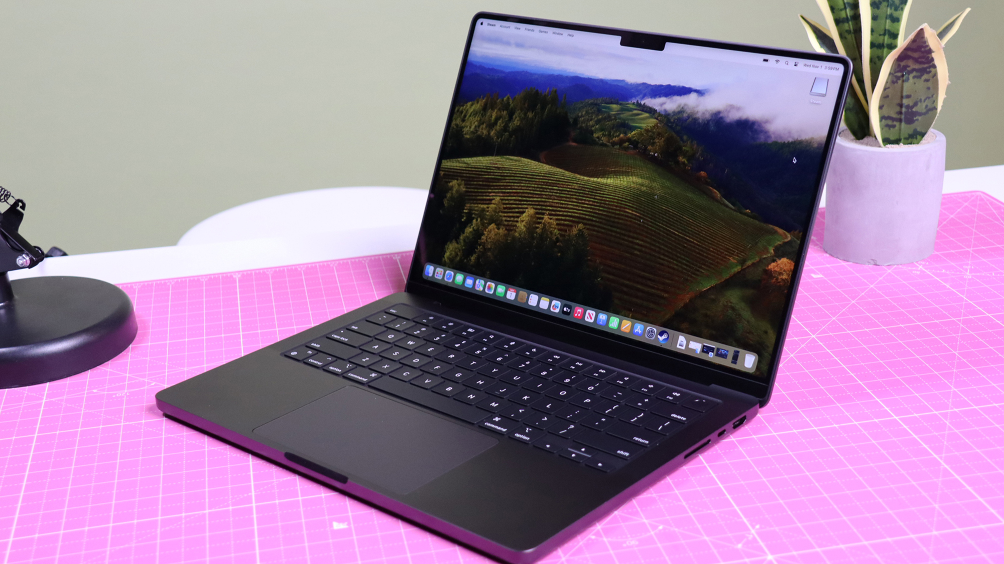 apple’s-rumored-webcam-switch-in-macbook-pro-m5-might-be-the-first-step-towards-the-‘thinpossible’-laptop-dream