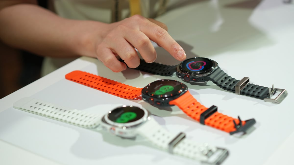 samsung-chairman-reportedly-angered-over-apple-like-designs-for-galaxy-watch-and-buds