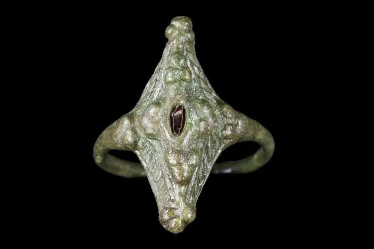 ancient-rare-ring-belonging-to-‘painted-people’-discovered-in-scotland