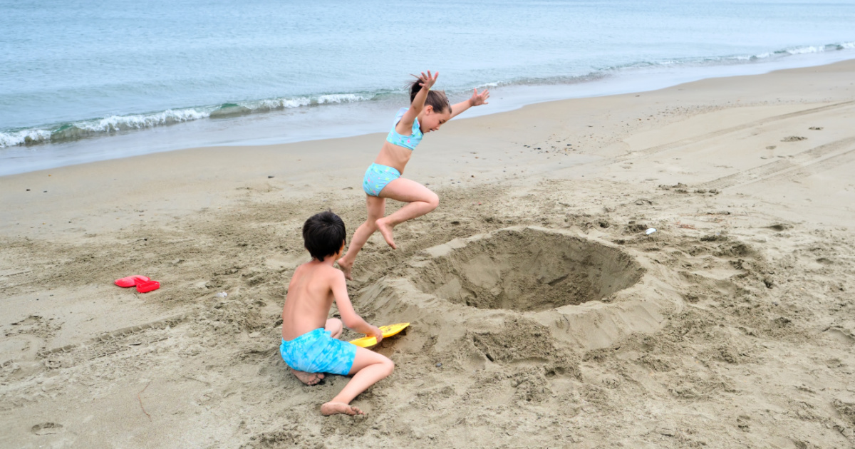 here’s-why-you-shouldn’t-dig-holes-when-you-visit-the-beach